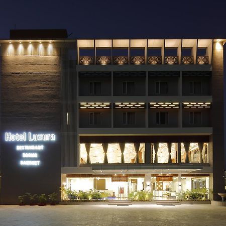 Hotel Luxura Godhra Exteriör bild