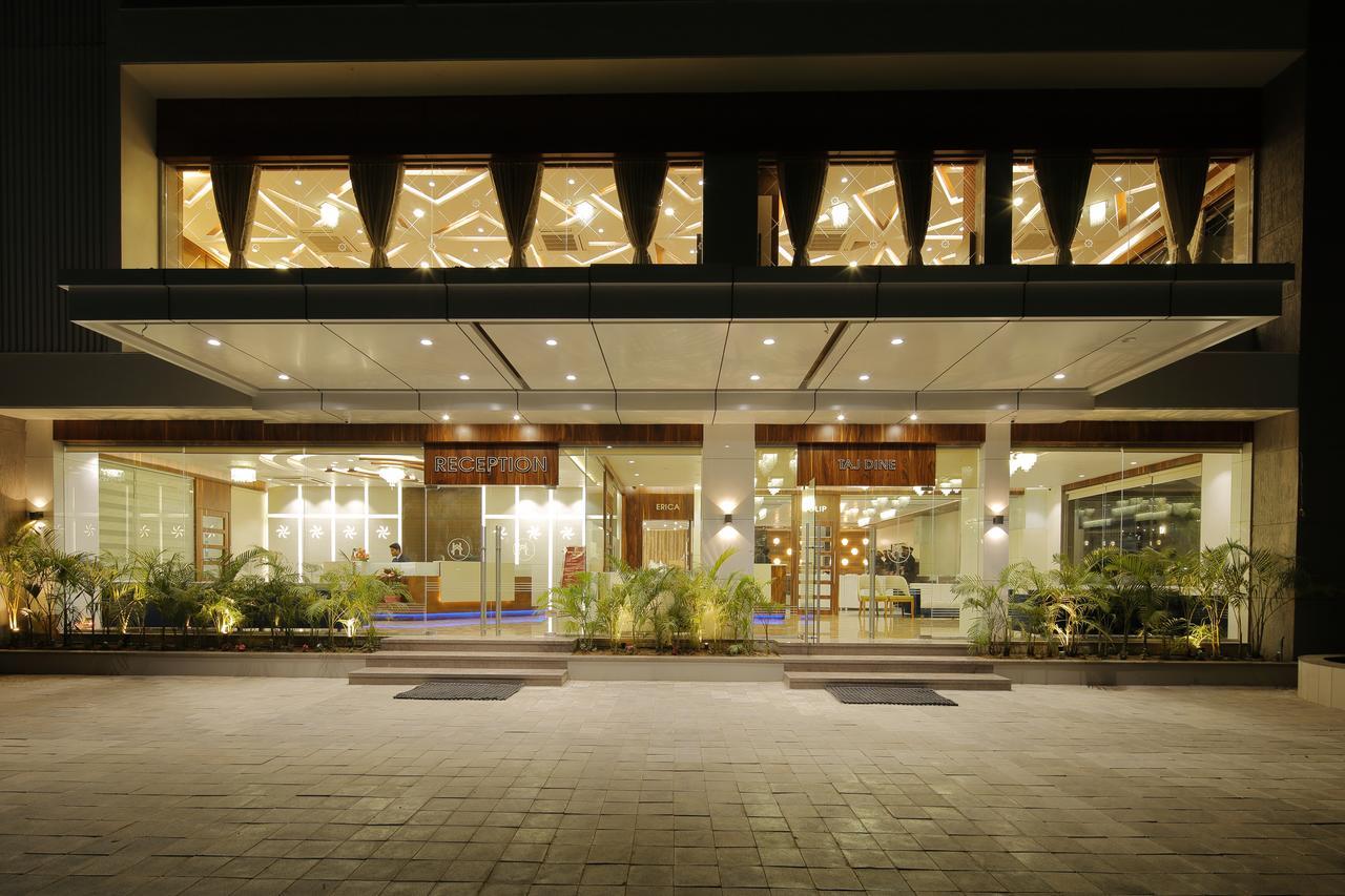 Hotel Luxura Godhra Exteriör bild