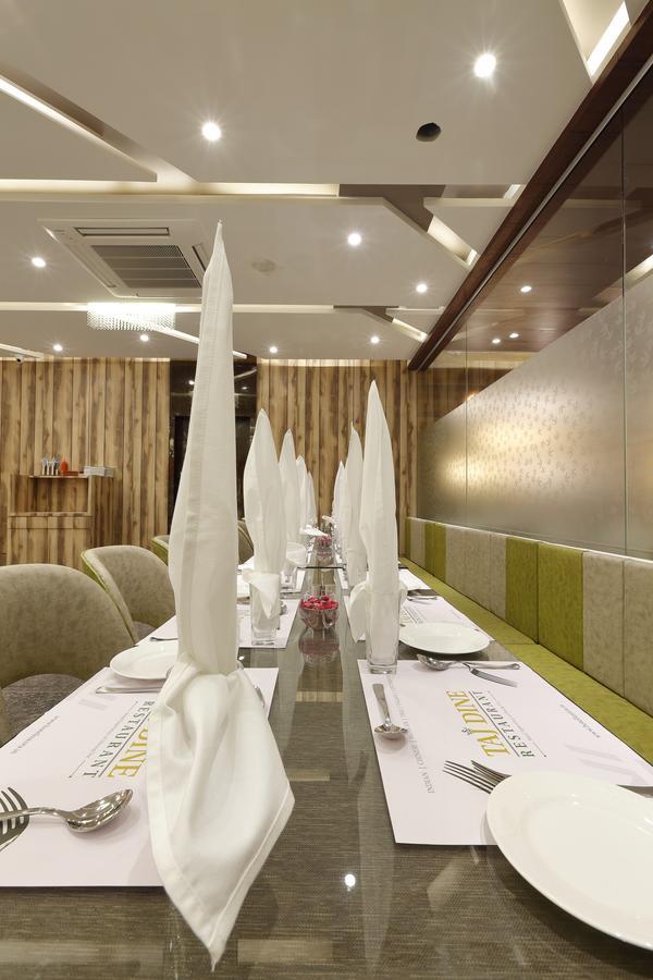 Hotel Luxura Godhra Rum bild